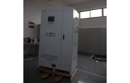 三相大功率補(bǔ)償式穩(wěn)壓器