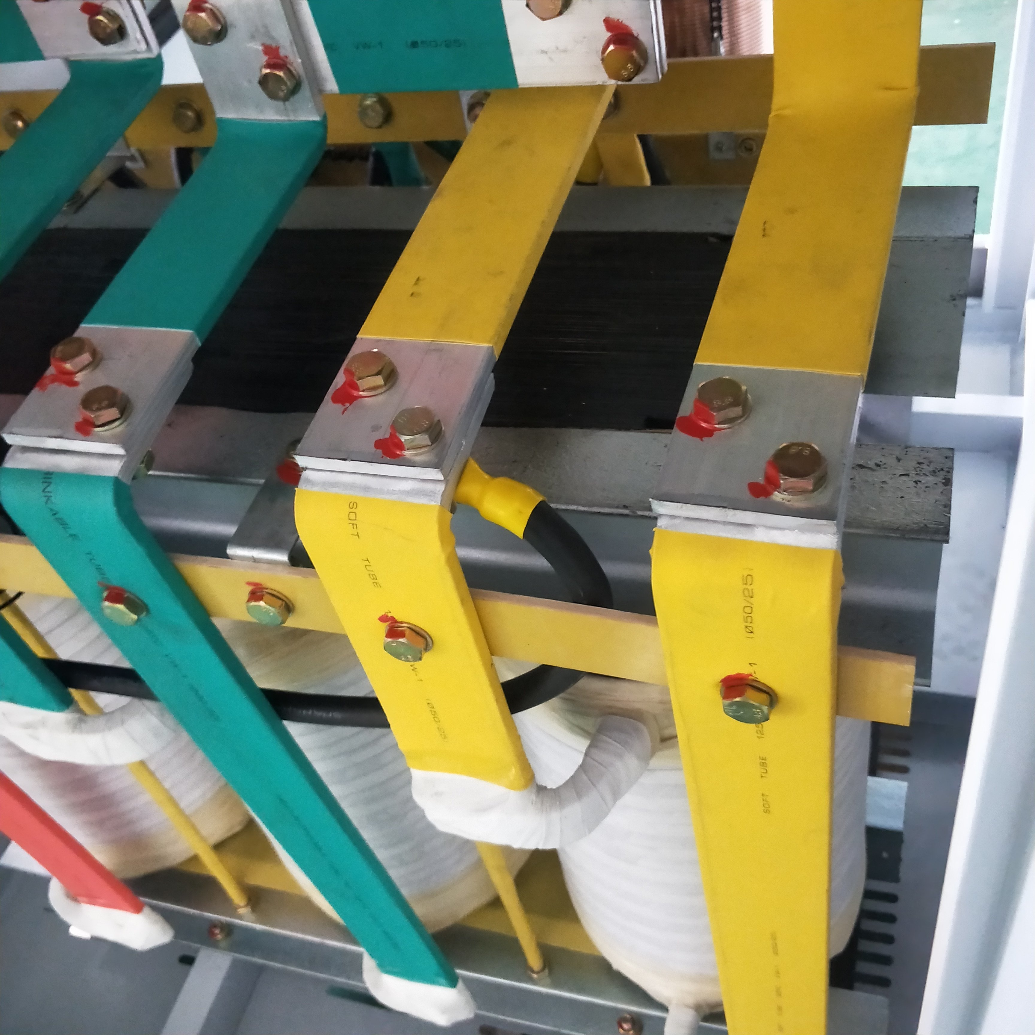 三相補償交流穩(wěn)壓電源